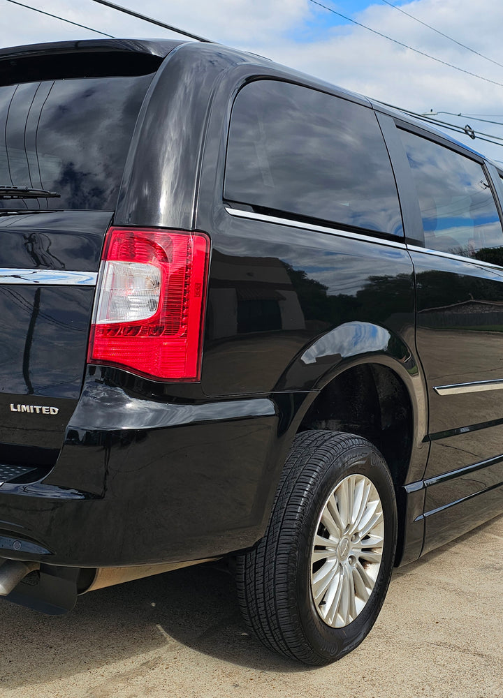 2014 Chrysler Town & Country Limited photo 9