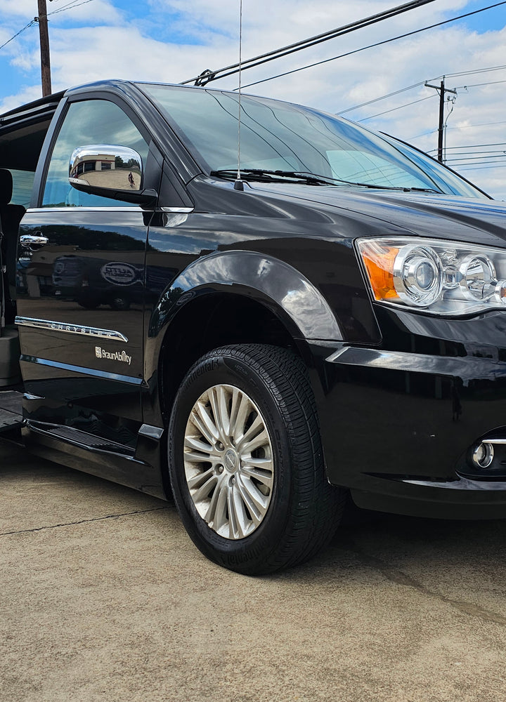 2014 Chrysler Town & Country Limited photo 4