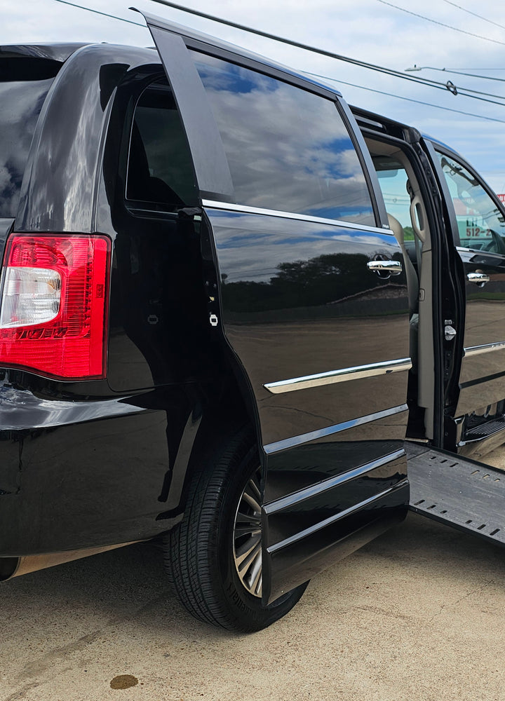 2014 Chrysler Town & Country Limited photo 3